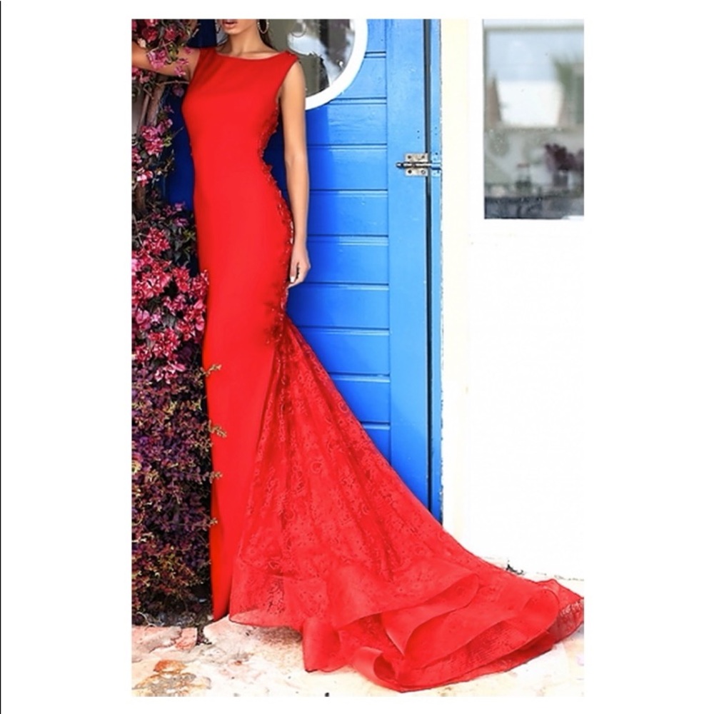 Elizabeth Lace Detailed Gown